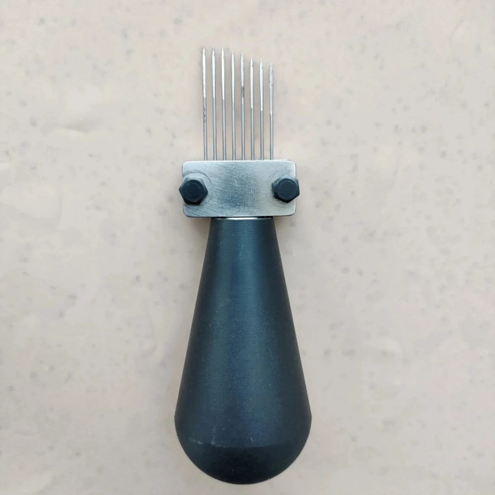 Inyector de cabello para armar apliques — Producto — Adriana Mieres Estética